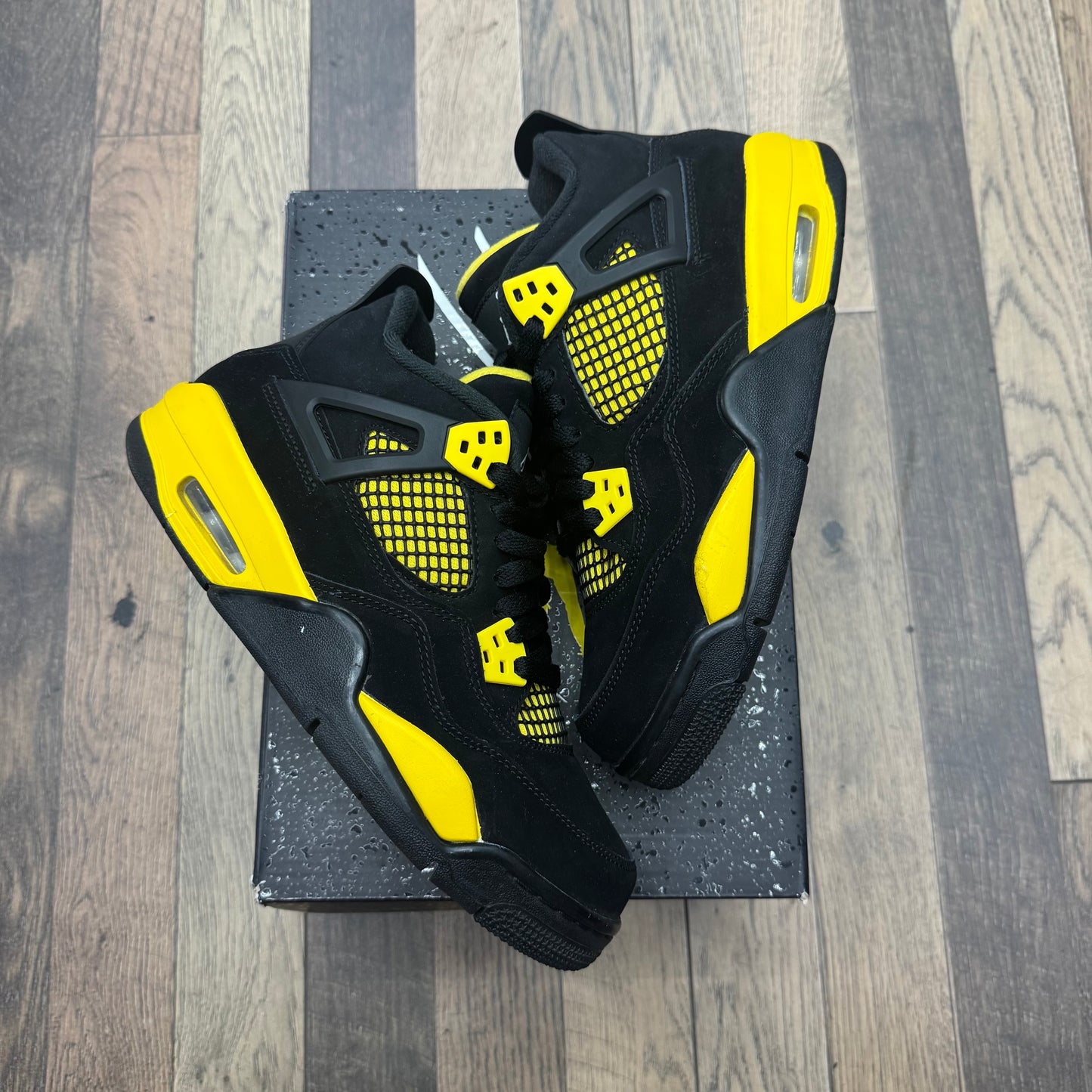 Jordan 4 Thunder Sz 6.5Y (Preowned)
