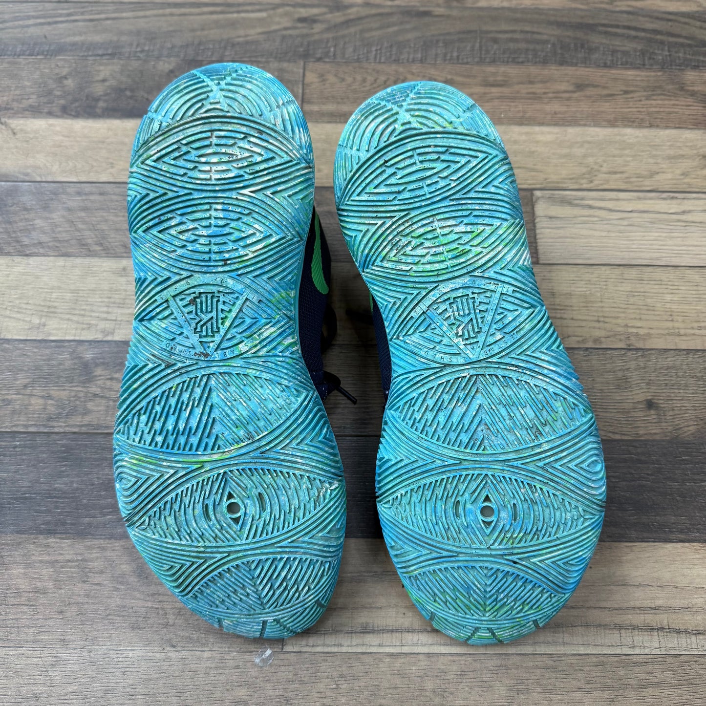 Nike Kyrie 5 UFO sz 11 (Preowned)