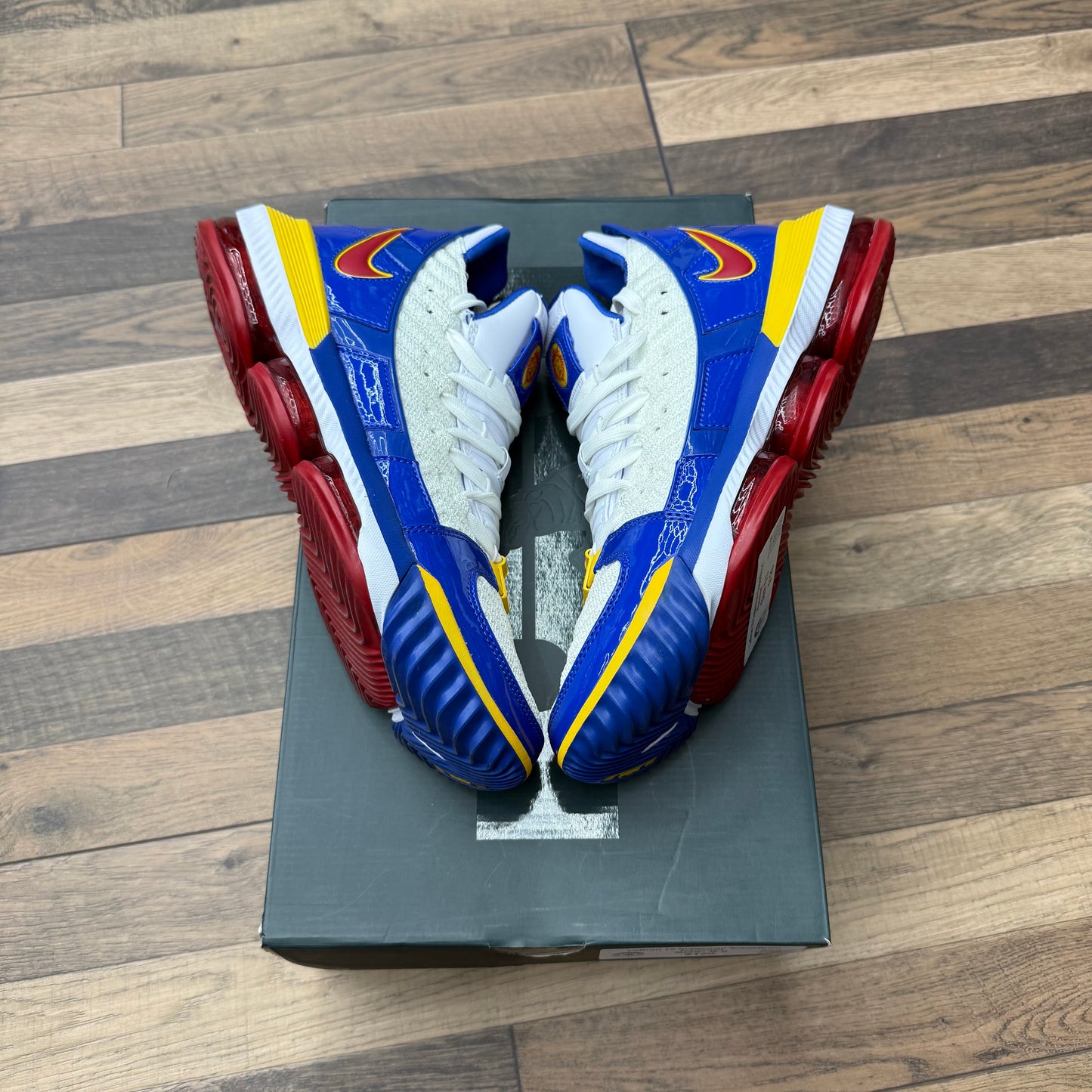 LeBron 16 Superman SuperBron Sz 9.5 (Preowned)
