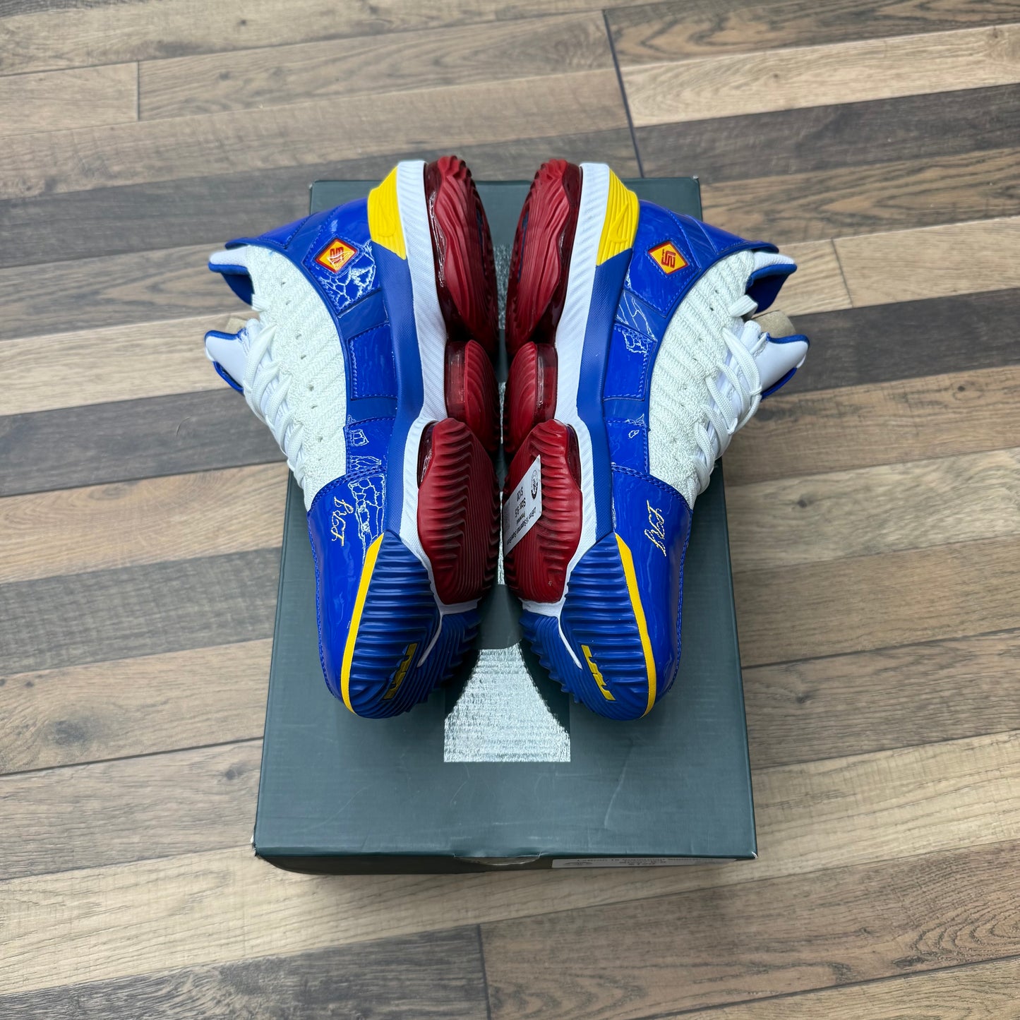 LeBron 16 Superman SuperBron Sz 9.5 (Preowned)
