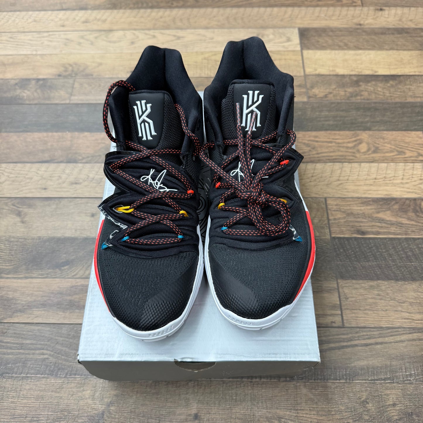 Nike Kyrie 5 Friends Sz 9.5 (Preowned)