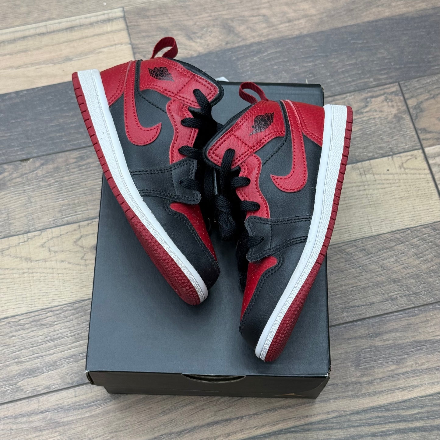 Jordan 1 Mid Bred Sz 9C (Preowned)
